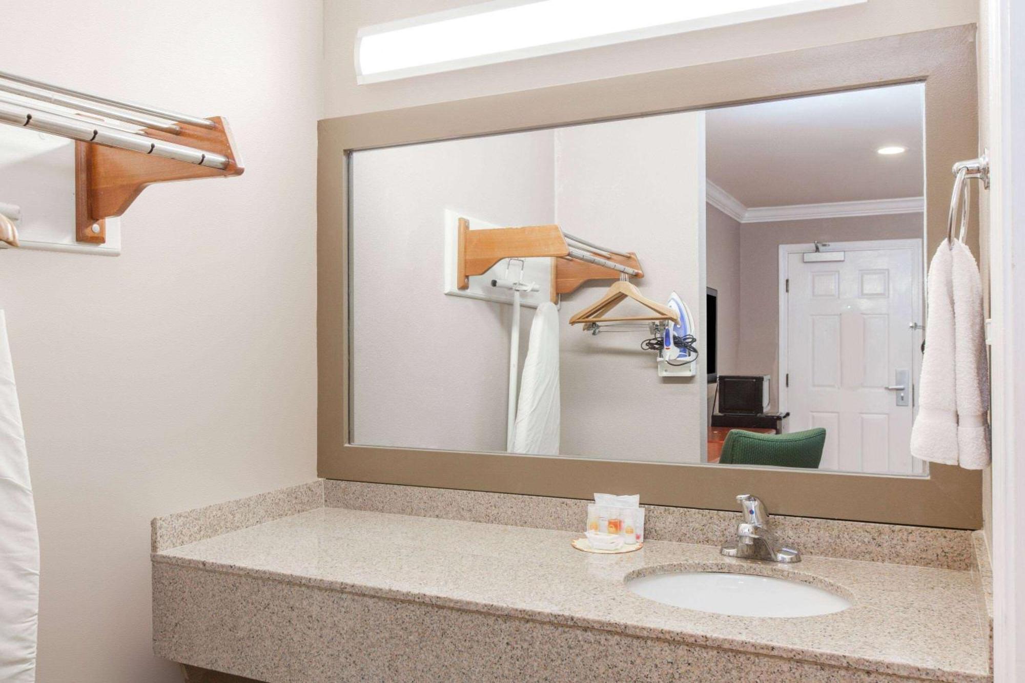 Days Inn By Wyndham San Francisco S/Oyster Point Airport South San Francisco Ngoại thất bức ảnh